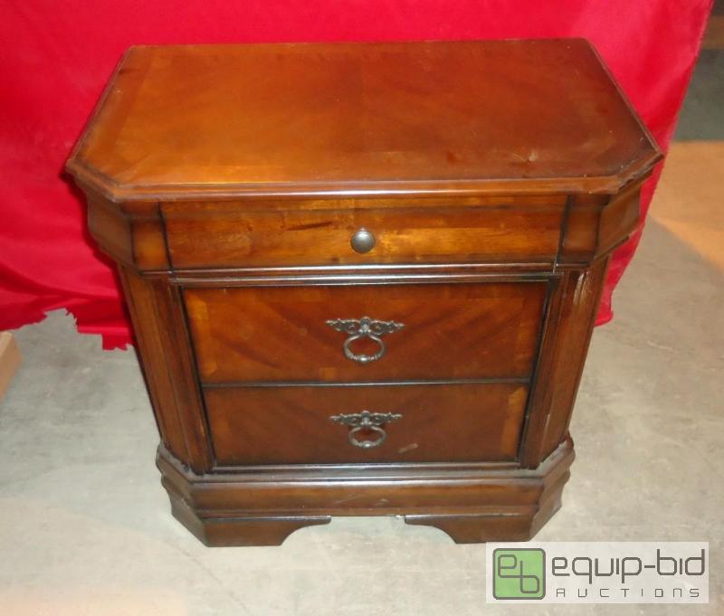 lot 23 image: Beautiful Mahogany Nightstand