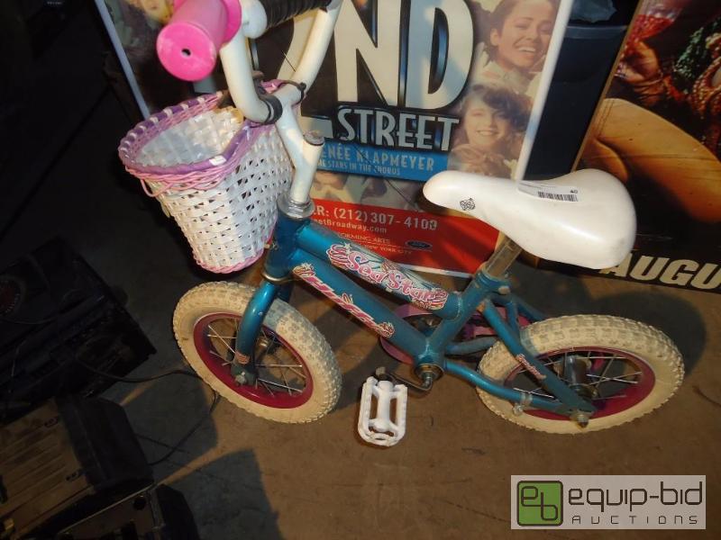 lot 40 image: Lot of Girls Bicycles