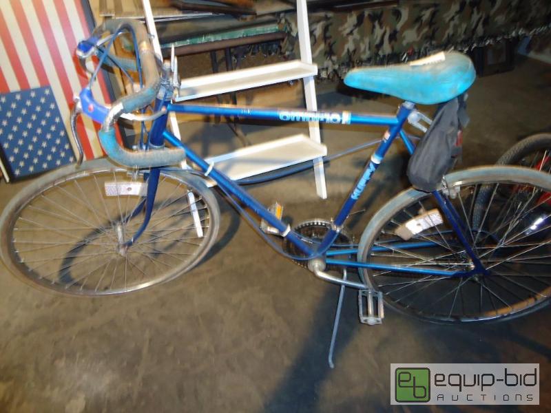 lot 52 image: Boys Bicycle