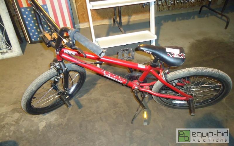 lot 53 image: Boys Bicycle