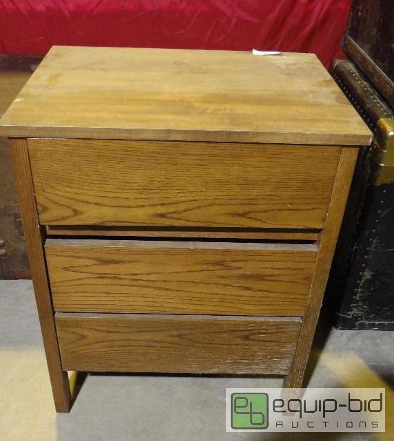 lot 99 image: 2 Drawer End Table