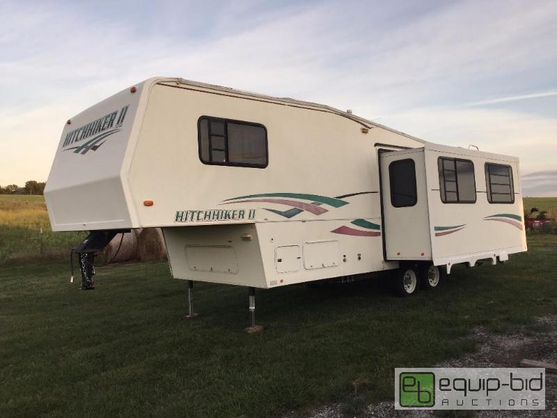 lot 1 image: 1998 Hitchhiker II 5th. Wheel Travel Trailer