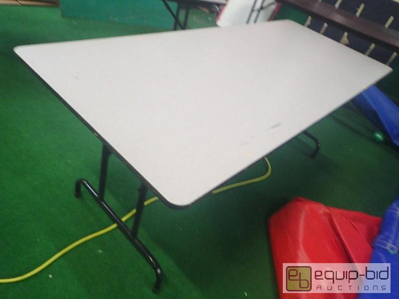 lot 2109 image: Collapsable Table