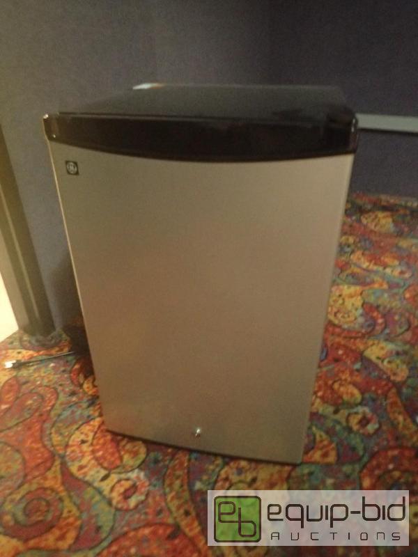 lot 2118 image: GE Mini Fridge