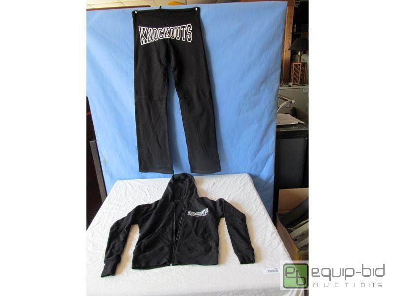 lot 3097 image: NEW Sweat Suit Set Size SM Hoodie & Pants