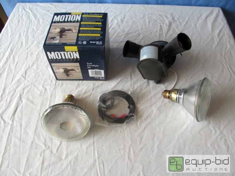 lot 3104 image: NEW Motion Detector Floodlight Kit With Two Good Tested Bulbs