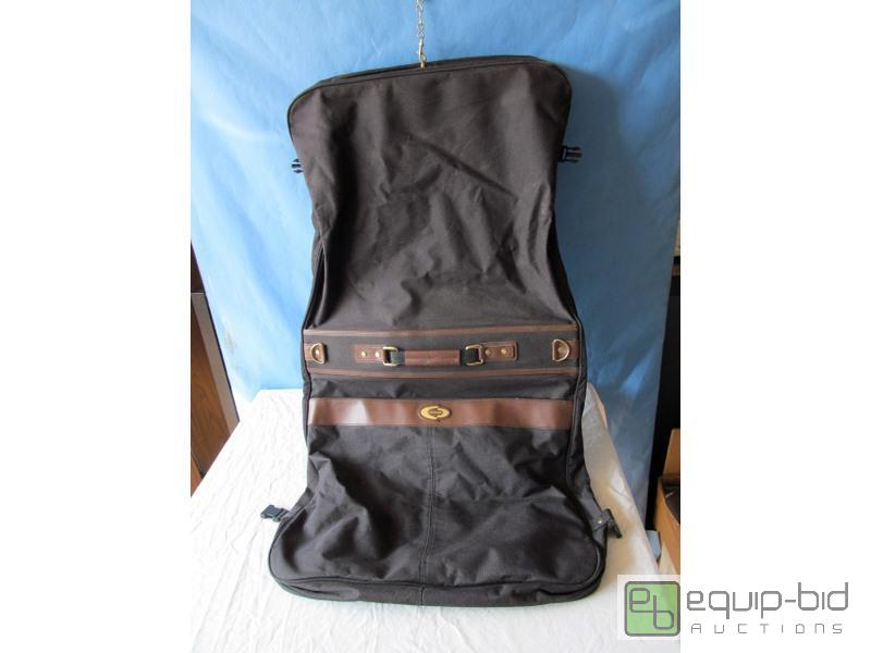 lot 3108 image: Nice Clothing Bag Good For Traveling Or Storage