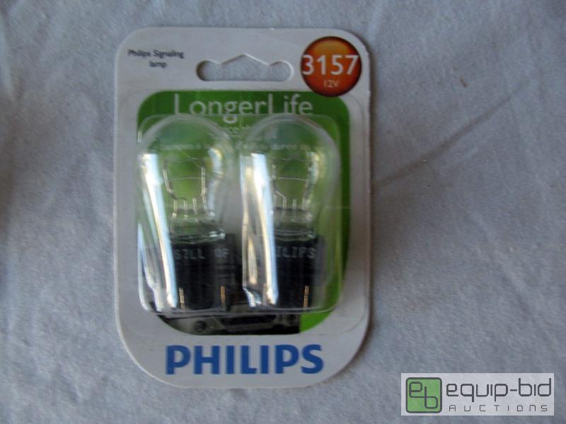 lot 3124 image: NEW Philips 3157 Light Bulbs 2 in Pack QTY 14 Packs, 28 Bulbs Total