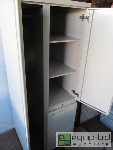 lot 3134 image: Sturdy Metal Cabinet with shelves
