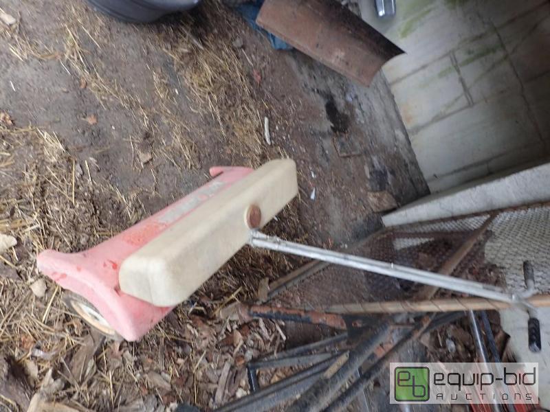 lot 75 image: 40 Lawn Chemical Spreader