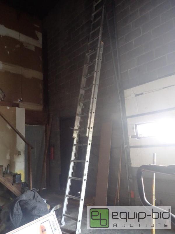 lot 772 image: 24ft Extension Aluminum Ladder