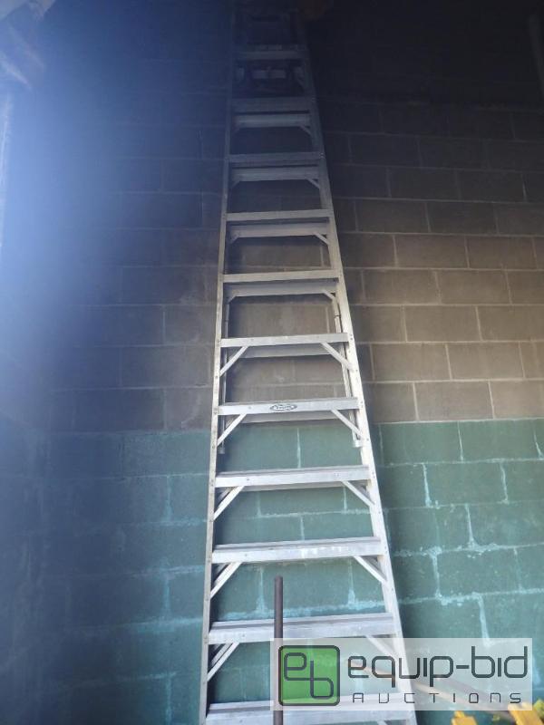 lot 806 image: 9ftx7ft Werner Aluminum Step Ladder