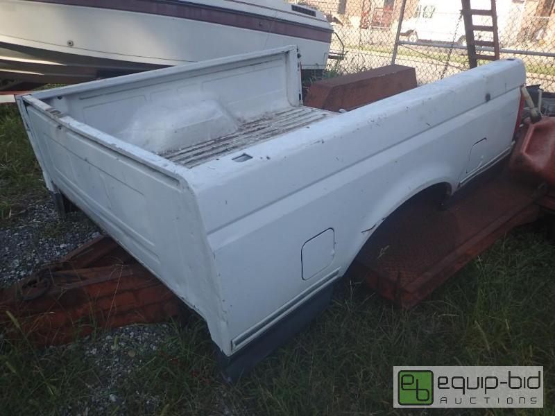 lot 810 image: Early to Mid 90s Full Size f150f350 Truck Bed