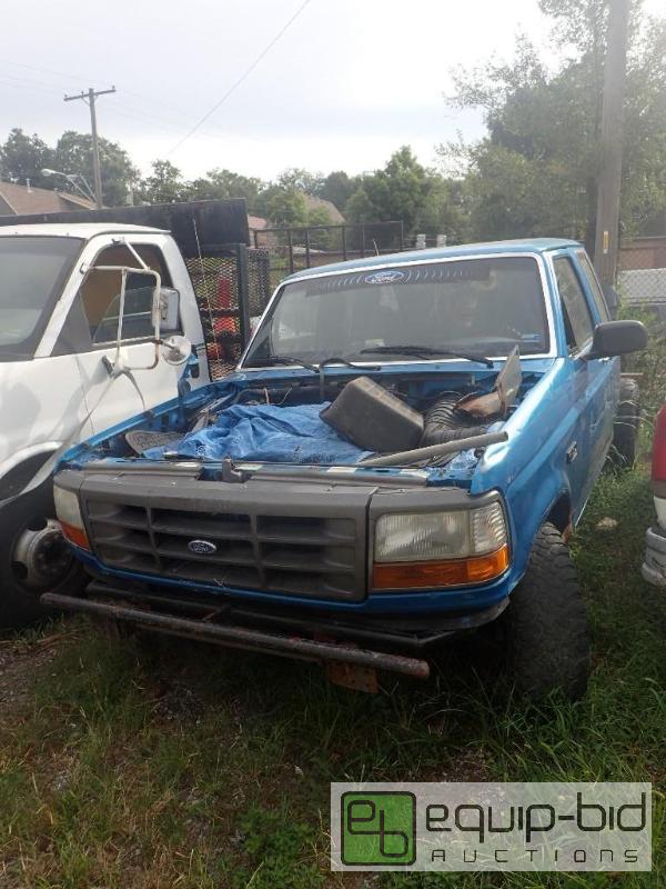 lot 812 image: 95 Ford F150 Ext Cab Pickup Truck 2 wheel Drive