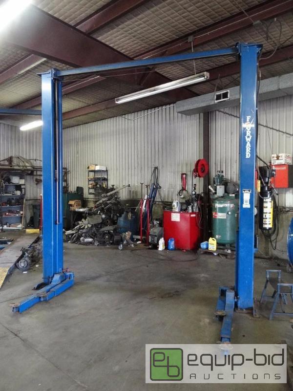 lot 504 image: Forward 2 post closed top 9000lb lift (model ...