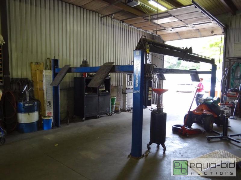 lot 506 image: Forward 4 post drive-on 12000lb racklift (mo...