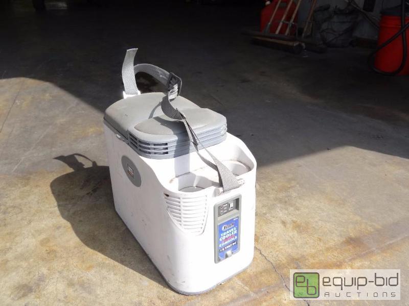 lot 521 image: 12v Vector travel cooler...