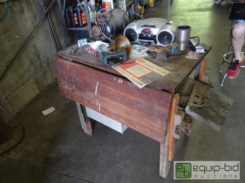 lot 540 image: Shop table saw w contents...