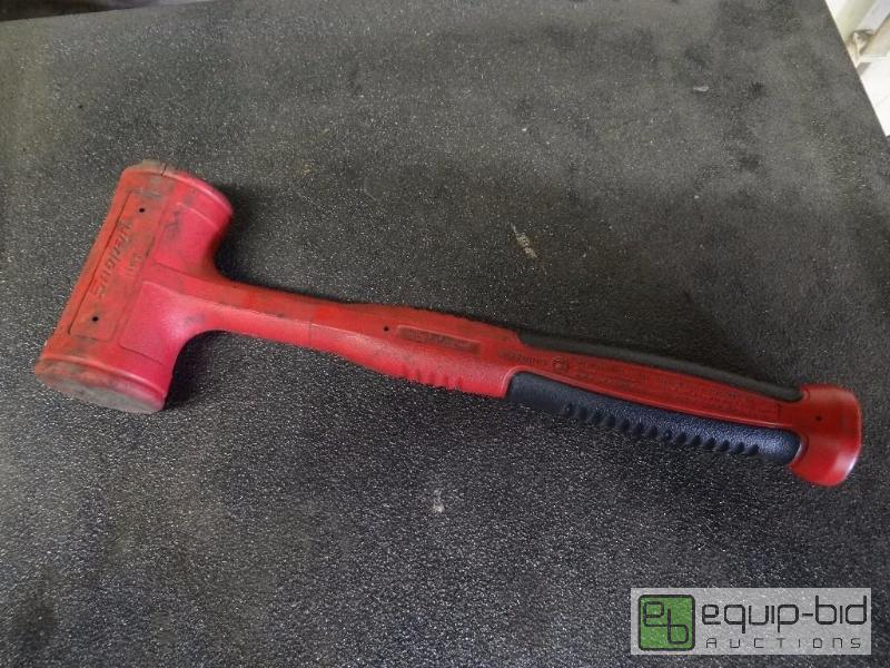 lot 610 image: Snap-On 32oz dead blow hammer...