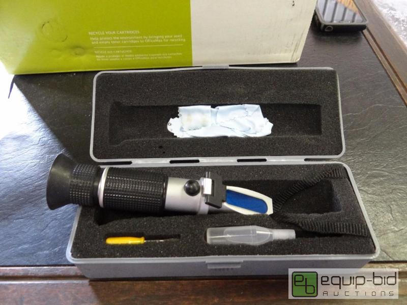 lot 653 image: Portable Refractometer RF40...