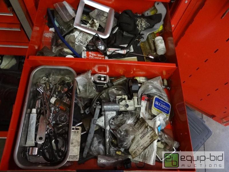 lot 657 image: Contents of shelf vaccum pump and misc equipm...