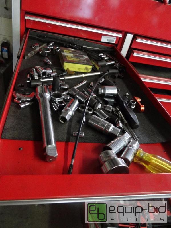 lot 662 image: Contents of shelf  misc sockets...