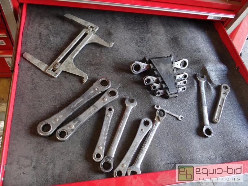 lot 667 image: Contents of shelf  Ratchet Wrenches and calip...