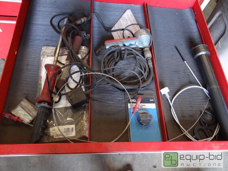 lot 681 image: Contents of shelf  slide hammer, portable lig...