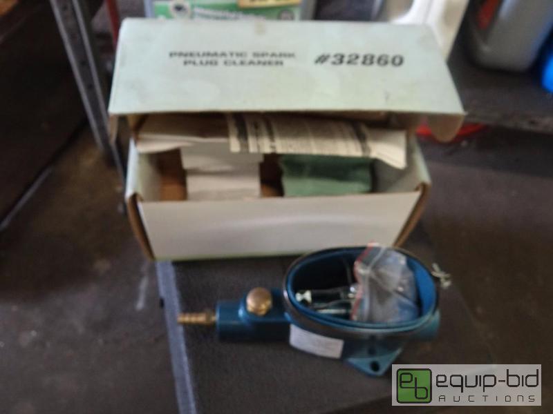 lot 697 image: Pnuematic Spark Plug Cleaner...