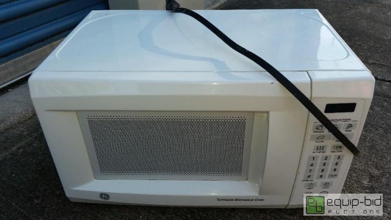 lot 118 image: GE MICROWAVE OVEN