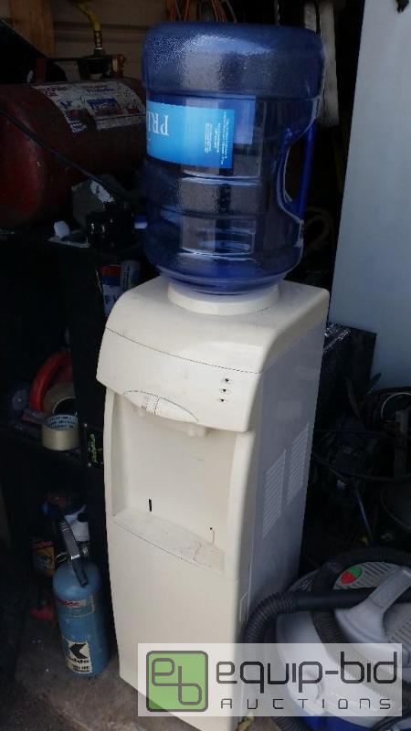 lot 2 image: Water dispenser