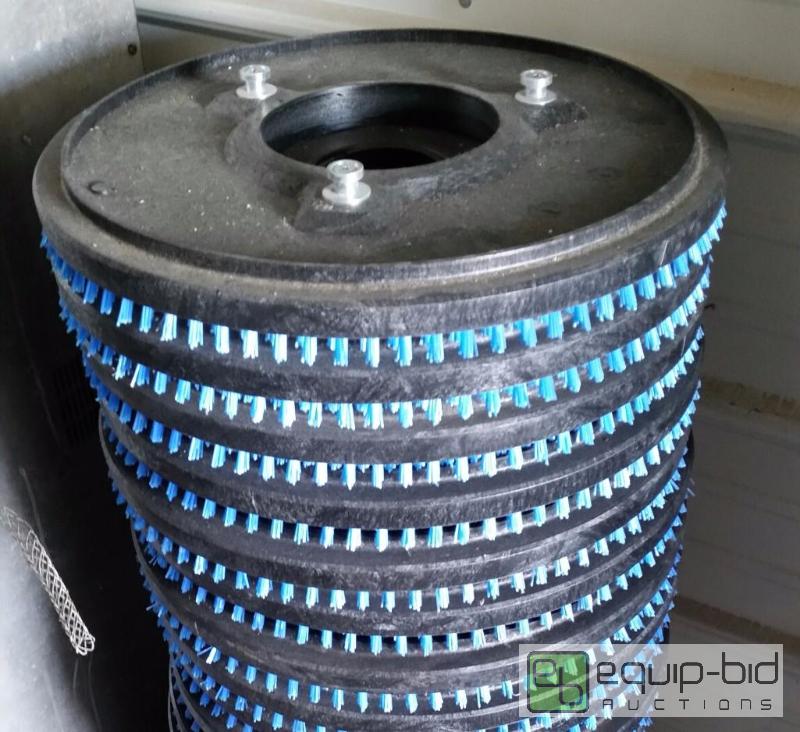 lot 21 image: 11 NEW 16 INCH PAD GRAB BUFFER PAD DRIVERS