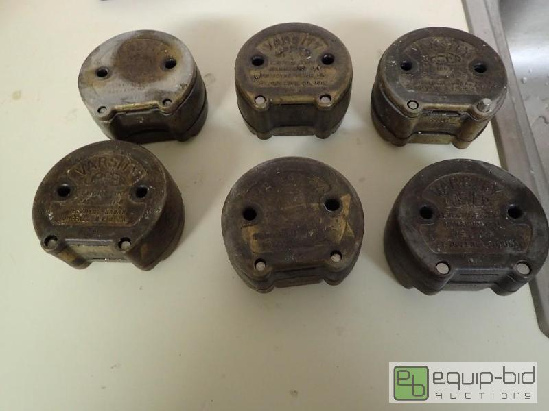 lot 530 image: (6) Spec Sized Varsity Upper And Lower Flask