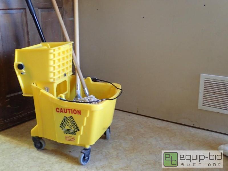 lot 557 image: Rubbermaid Mop Bucket with(2) mops