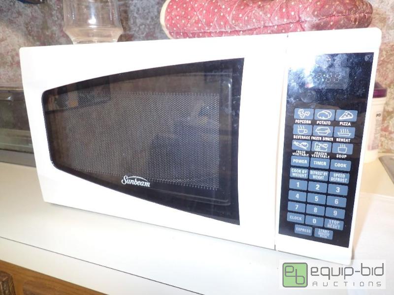 lot 567 image: sunbeam 700 watt microwave