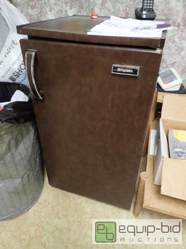 lot 569 image: frigidaire mini fridge freezer combo
