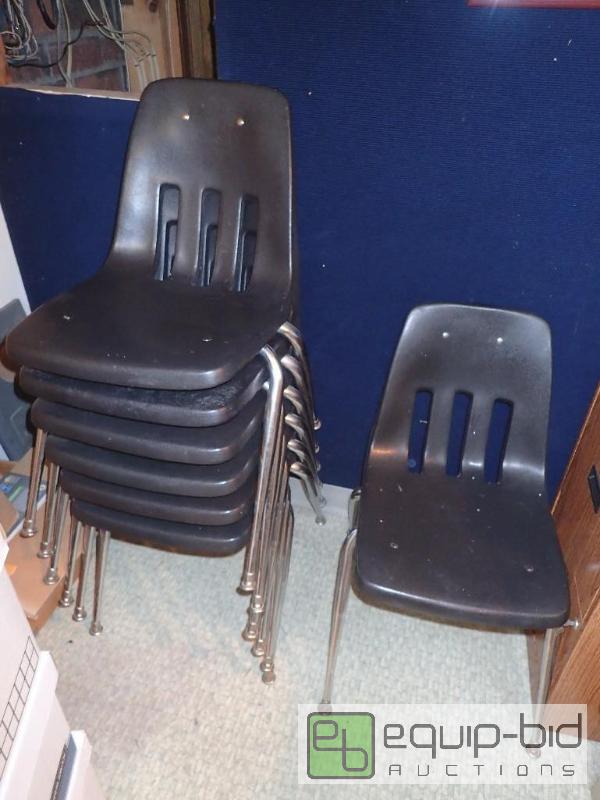 lot 589 image: lot of black stackable chairs