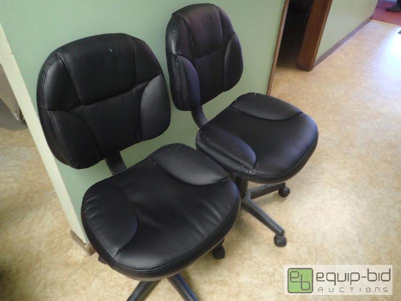 lot 593 image: (2) Nice Padded Office Chairs