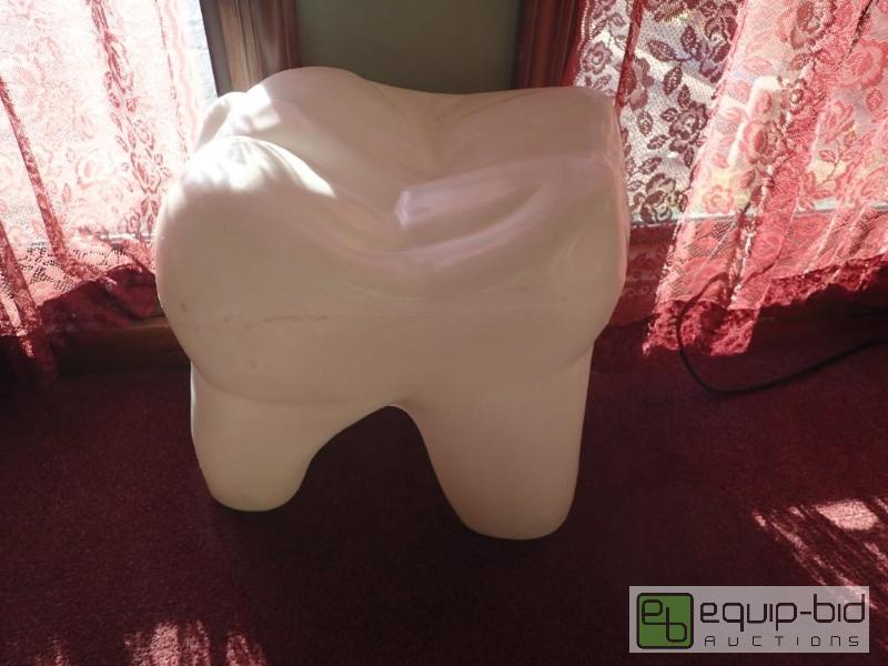 lot 606 image: giant tooth