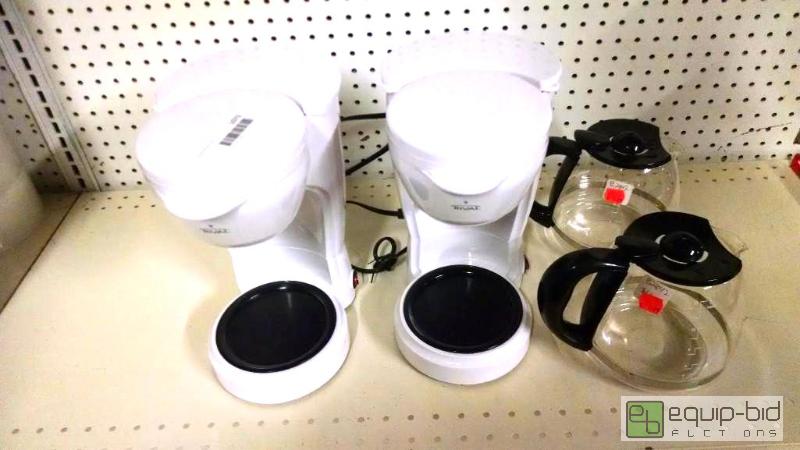lot 1073 image: 2 coffee makers and 2 carafes&nbsp(not sets)...