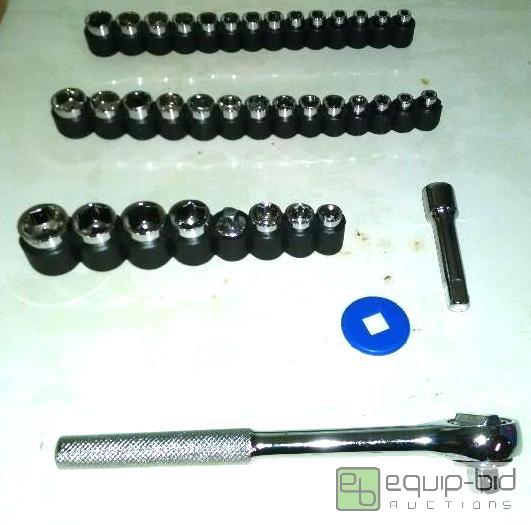 lot 1090 image: 40 pc socket set...