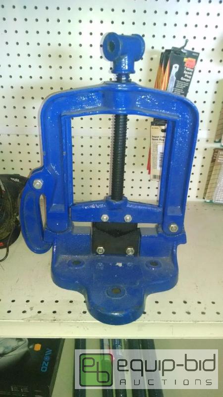 lot 1108 image: Pipe vise model 100520 13 inc overall width, ...