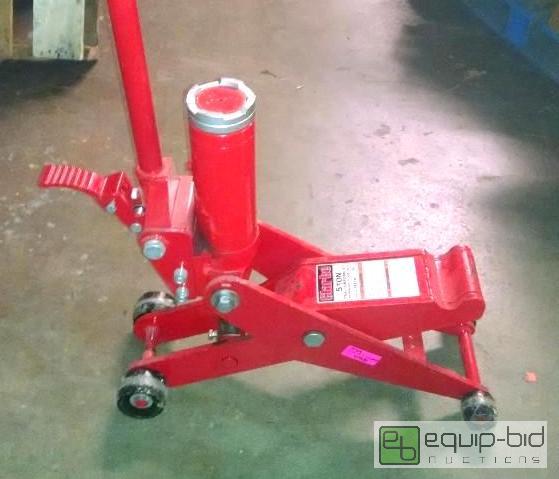 lot 1270 image: Clarke 5 ton tractor  forklift hydraulic flo...