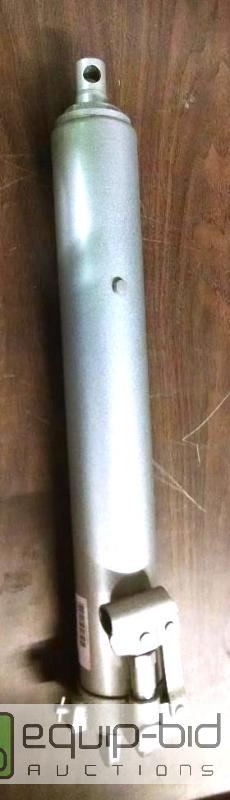 lot 1287 image: 8 Ton long ram jack. Can be Used on engine ho...