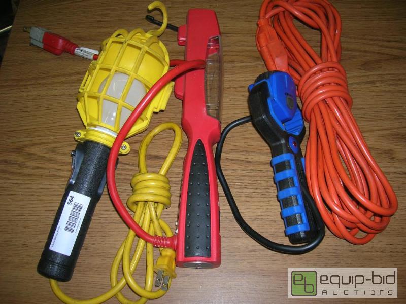 lot 564 image: Lot of 3 Shop Lights  Extension Cord