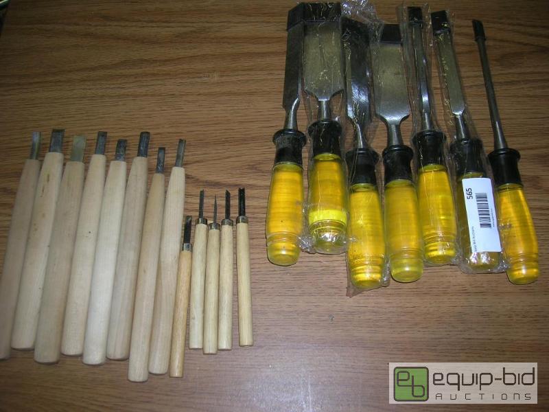 lot 565 image: Lot of 20 Wood & Plastic Handle Wood Chisels
