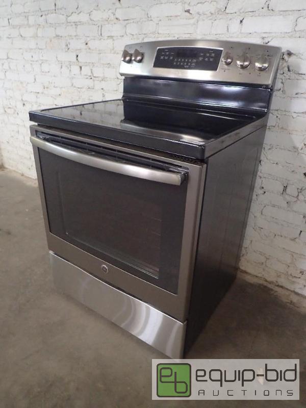 lot 7004 image: GE Residential Range and Convection Oven