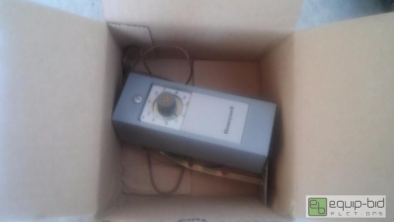 lot 153 image: HONEYWELL AND JOHNSON CONTROLS TEMP CONTROLS