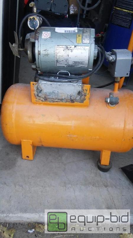 lot 179 image: AIRBRUSH COMPRESSOR