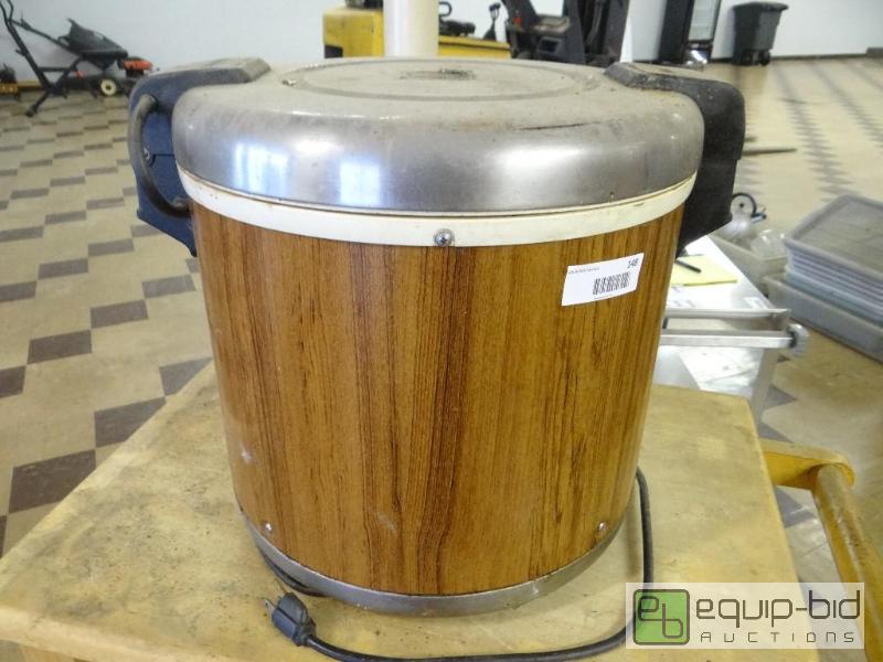 lot 148 image: Zojirushi commercial electric rice cooker....